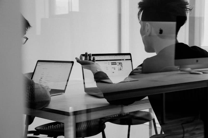 Équipe de consultants collaborant sur un projet de transformation IT