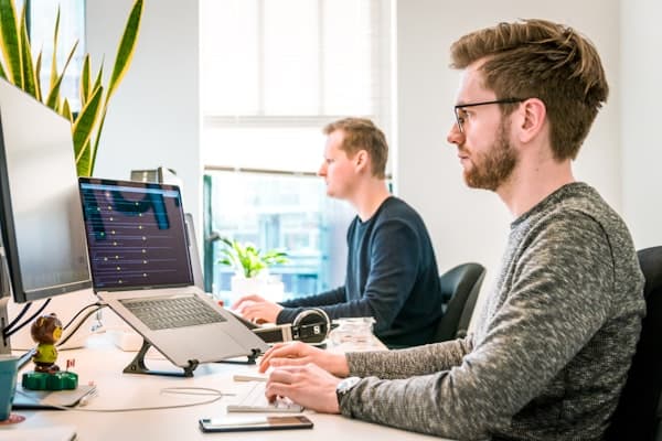 Consultant configurant une plateforme Freshworks