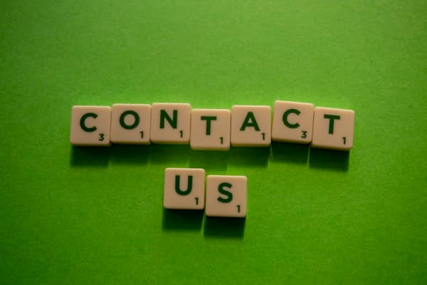 Agent de support client travaillant sur plusieurs canaux
