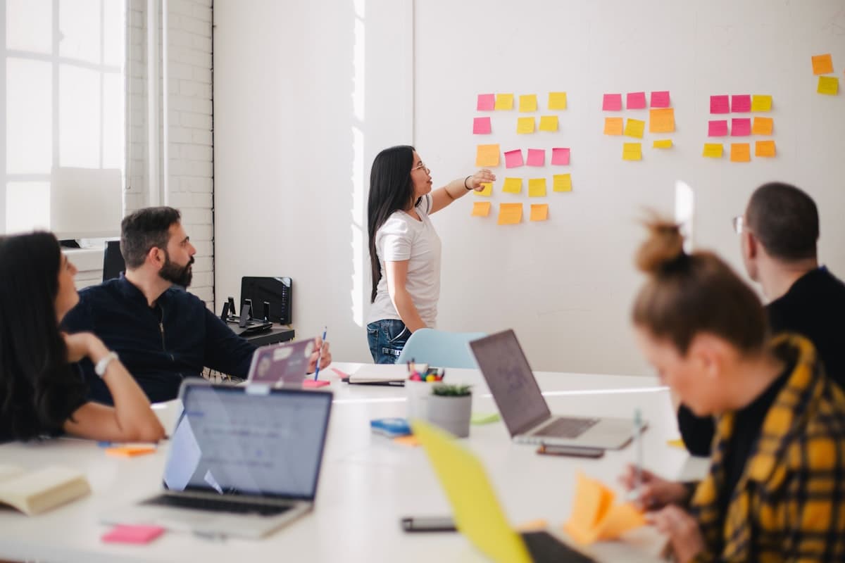 Équipe de consultants collaborant sur une stratégie IT et CX